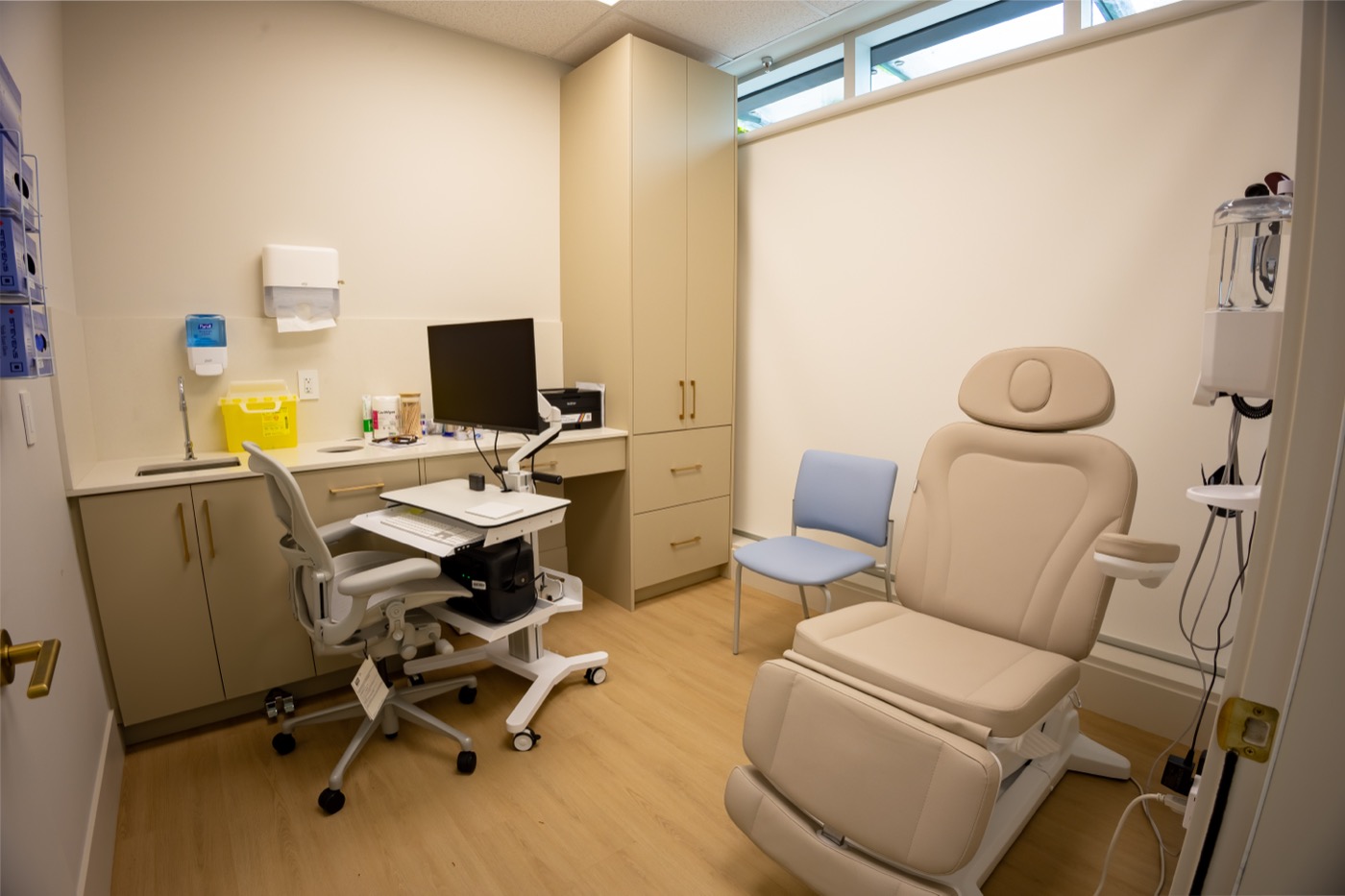 MedLux Medical examination room with treatment chair